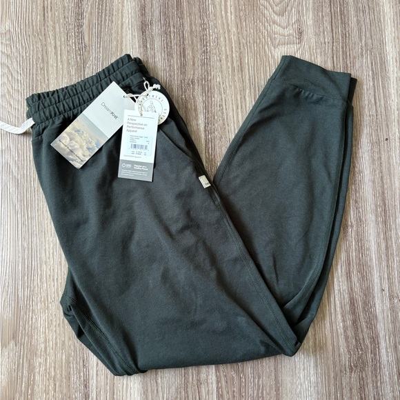 Vuori halo performance aspen green jogger hoodie long sleeve set - Picture 8 of 10